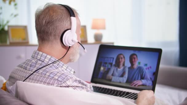Homem Velho Usando Fone Ouvido Falando Chamada Vídeo Laptop Com — Vídeo de Stock