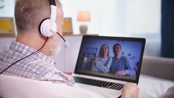 Comunicación Línea Feliz Anciano Auriculares Hablando Con Micrófono Través Videoconferencia — Vídeos de Stock