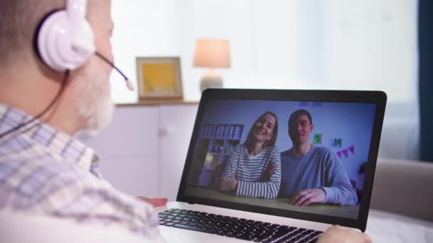 Comunicação Remota Homem Velho Usa Fone Ouvido Comunica Videoconferência Laptop — Vídeo de Stock