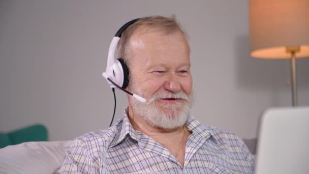 Homem Velho Falando Videochamada Usando Fones Ouvido Microfone Videochamada Laptop — Vídeo de Stock