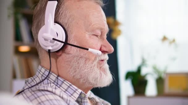 Alegre Pensionista Masculino Con Auricular Utiliza Tecnología Moderna Para Comunicarse — Vídeos de Stock