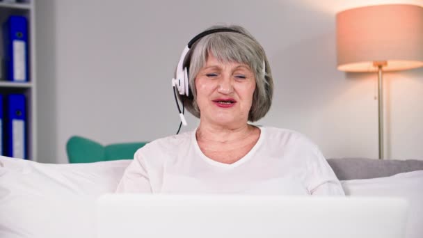 Γοητευτική Ώριμη Γυναίκα Μικρόφωνο Και Ακουστικά Που Μιλάει Βιντεοκλήση Στο — Αρχείο Βίντεο