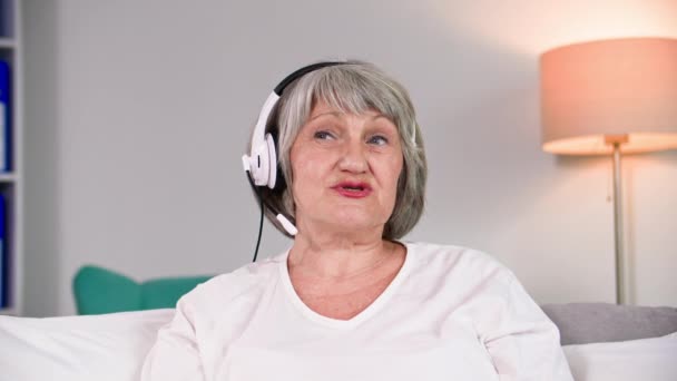 Ritratto Donna Anziana Sorridente Con Auricolare Comunica Online Con Sua — Video Stock