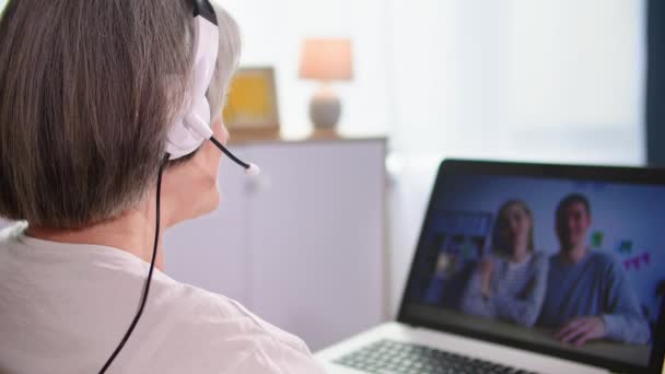 Idős Használ Mikrofont Egy Fülhallgató Beszél Egy Videohívást Laptop Család — Stock videók