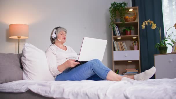 Portrait Charming Old Woman Headset Talking Video Conference Online Laptop — Stock Video