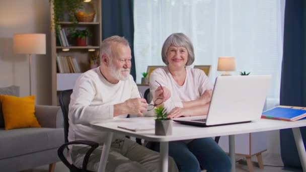Онлайн Спілкування Радісні Батьки Похилого Віку Використовують Ноутбуки Відеодзвінки Спілкування — стокове відео