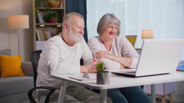 Szczęśliwy Starzec Mężczyzna Kobieta Rozmawiając Przez Wideo Rozmowy Laptopie Przyjaciółmi — Wideo stockowe