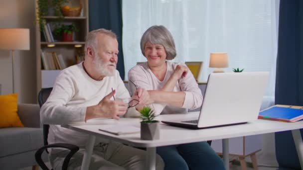 Encantador Casal Idosos Conversando Chamada Vídeo Laptop Com Sua Família — Vídeo de Stock