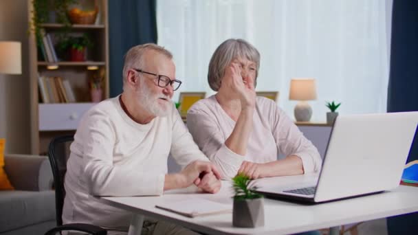 Moderna Glada Äldre Manliga Och Kvinnliga Pensionärer Kommunicera Med Vänner — Stockvideo