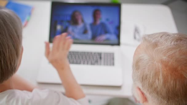 Moderne Technologie Ältere Eltern Kommunizieren Mit Ihren Erwachsenen Kindern Videokommunikation — Stockvideo