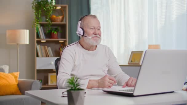 Modern Erkek Emekliler Rahat Bir Odada Otururken Bilgisayar Başında Kulaklık — Stok video