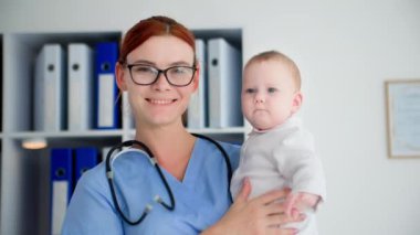 Gözlüklü genç doktorun portresi. Küçük kızı kollarında bir muayenehanede tutuyor.