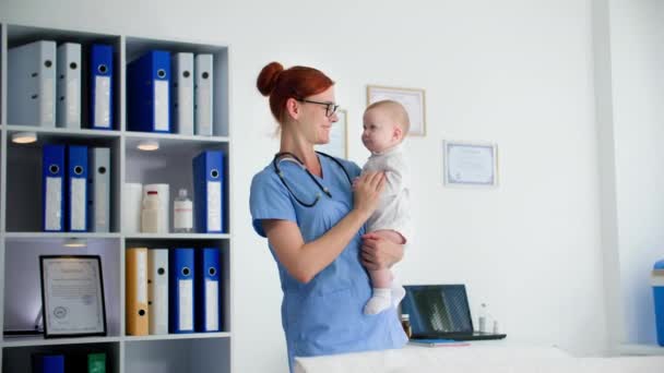 Pædiatrisk Læge Der Holder Lille Barn Sine Arme Medicinsk Kontor – Stock-video