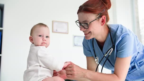 Φροντίδα Για Παιδί Μικρό Παιδί Ραντεβού Γυναίκα Γιατρό Ιατρικό Γραφείο — Αρχείο Βίντεο