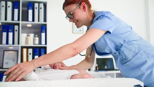 Pediatrik Tıp Kadın Doktor Muayene Masasında Hasta Kabul Ederken Bebeği — Stok video