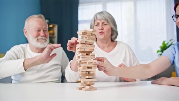 Glada Kvinnliga Och Manliga Pensionärer Har Roligt Att Spela Brädspel — Stockvideo