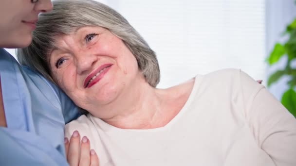 Apoyo Los Pensionistas Anciana Hablando Con Trabajadora Social Sentada Sofá — Vídeos de Stock