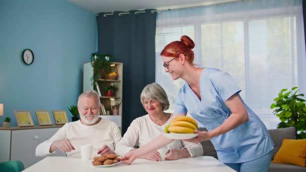 Atención Asistencia Pensionistas Trabajadora Social Con Uniforme Médico Ayuda Una — Vídeos de Stock