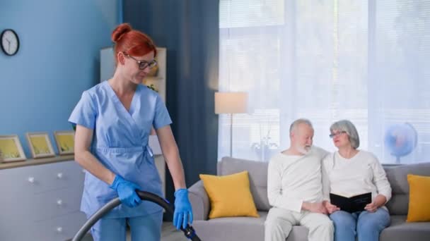 Helping Pensioners Young Female Nurse Medical Suit Helps Cleaning Old — Video Stock