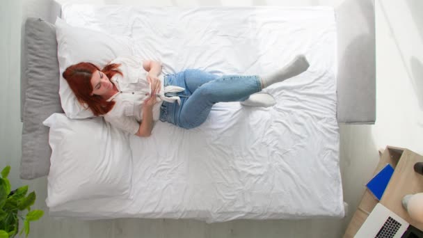 Relaxační Doma Mladá Žena Používá Smartphone Prohlížení Internetu Objednává Zboží — Stock video