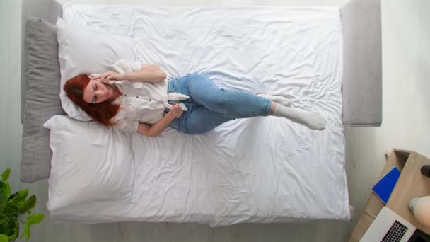 Молода Жінка Телефонує Лежачи Ліжку Спальні Вид Зверху — стокове відео