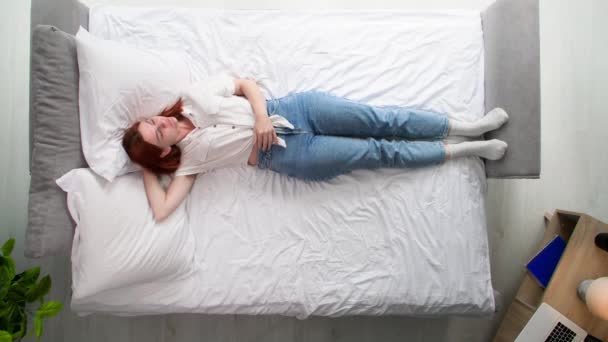 Відпочиваючи Вдома Стомлена Жінка Лежить Ліжку Рукою Голову Відпочиваючи Спальні — стокове відео