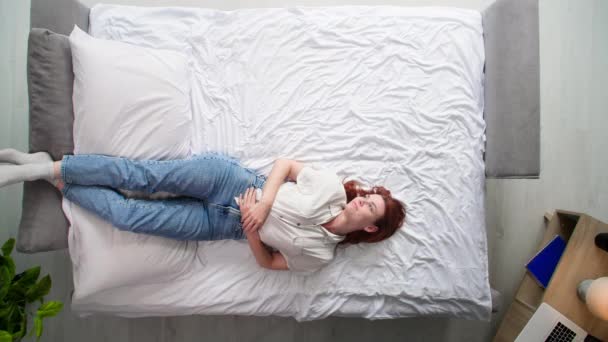 Пенсіонерка Лежить Ногами Подушці Під Час Відпочинку Виходить Ліжка Вид — стокове відео