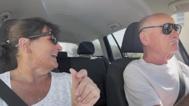 ハッピートリップ お年寄りカップルと一緒に楽しく踊ったり 車で旅行しながら歌ったり — ストック動画