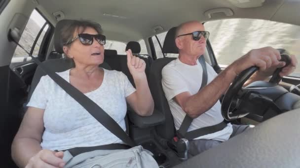 Radostné Starší Ženy Muži Důchodci Baví Společně Při Cestování Autem — Stock video
