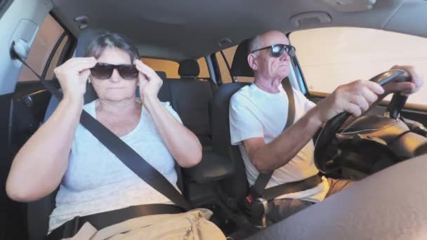 Oude Oudere Man Vrouw Een Zonnebril Vastgemaakt Met Veiligheidsgordels Auto — Stockvideo