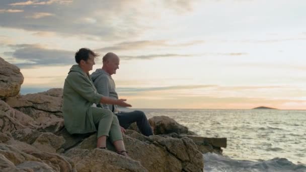 Nyugdíjasok Vakáción Boldog Idős Férfi Régi Feleségével Pihenés Tengerparton Egy — Stock videók