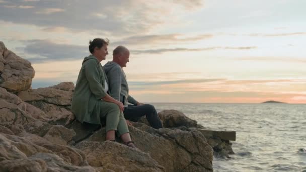 Veselý Starý Muž Starší Žena Relaxační Společně Mořském Pobřeží Při — Stock video