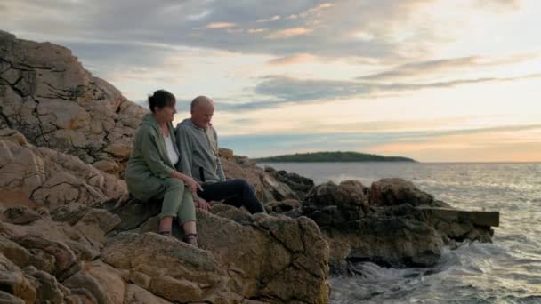 즐거운 노인과 아내가 해변에서 재미있는 로열티 프리 스톡 푸티지