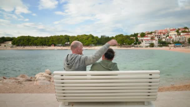 Reisen Ruhestand Liebevoller Älterer Mann Umarmt Seine Frau Während Einem — Stockvideo