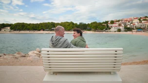 Urlaub Ruhestand Freudige Ältere Frau Und Mann Sitzen Einer Umarmung — Stockvideo