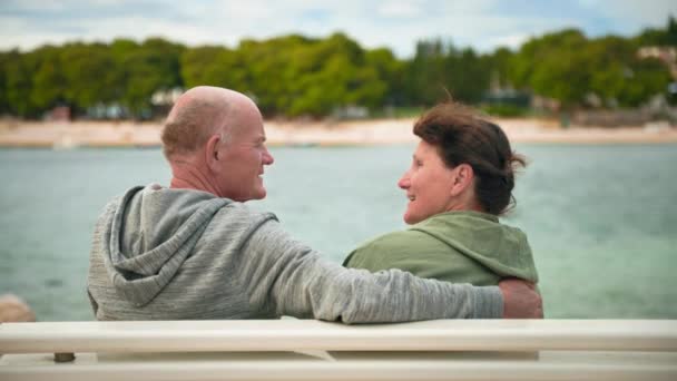 Rentner Urlaub Liebevoller Alter Mann Und Willige Frau Sitzen Auf — Stockvideo