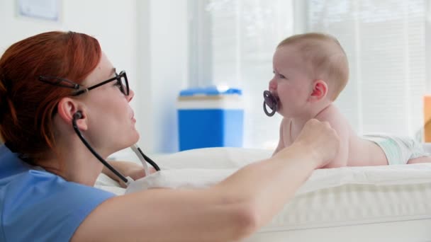 Kleine Kinder Kinderarzt Unterhält Ein Kleines Kind Windel Auf Einem — Stockvideo