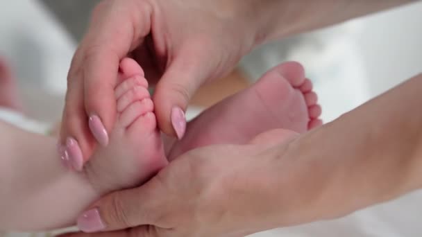 Ung Kvindelig Læge Undersøger Lille Pige Holder Barns Ben Hænderne – Stock-video