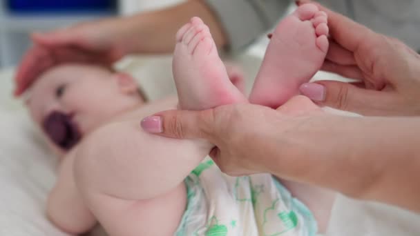 Ärztin Untersucht Füße Eines Kleinkindes Windeln Auf Windeltisch Arztpraxis Nahaufnahme Stockvideo