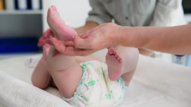 Genç Bayan Doktor Küçük Kızı Muayene Eder Çocuk Bacağına Masaj — Stok video