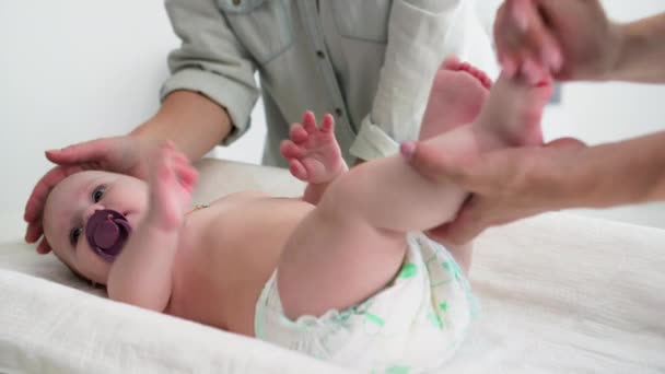 Babyhood Lille Barn Med Pacifier Bleer Ligger Ble Bord Lægeundersøgelse – Stock-video