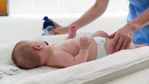 Cuidado Médico Femenino Trata Piel Delicada Del Bebé Con Crema — Vídeo de stock