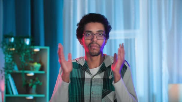 Czarny Młody Człowiek Okularach Pokazuje Emocje Zaskoczenia Patrząc Aparat — Wideo stockowe