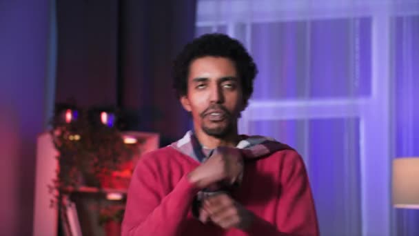 Черный Молодой Человек Весело Танцует Комнате Смотрит Камеру — стоковое видео