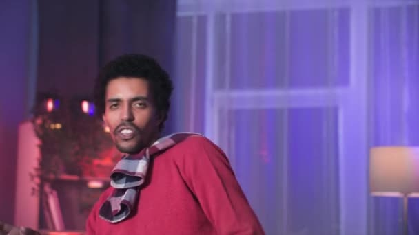 Jovem Negro Homem Divertindo Divertindo Dançando Música Quarto Acolhedor Olhando — Vídeo de Stock