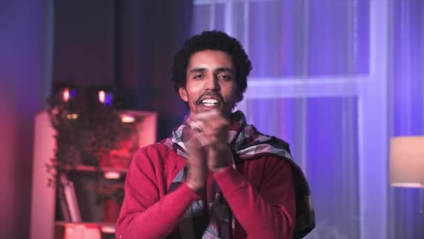 Mutlu Siyahi Adam Sıcak Bir Odada Beklerken Başını Sallayıp Alkışlıyor — Stok video