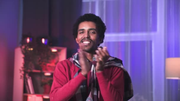 Freudiger Junger Afrikanisch Amerikanischer Mann Klatscht Die Hände Während Raum — Stockvideo