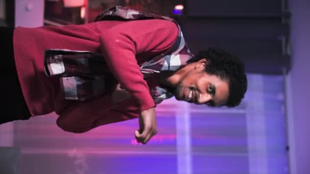 運と成功のコンセプト 楽しい黒人の男は部屋で楽しく踊る 垂直フレームフォーマット — ストック動画