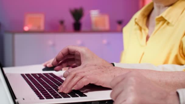 Femeia Vârstă Soțul Distrează Jucând Jocuri Calculator Laptop Timp Stă Secvență video de stoc