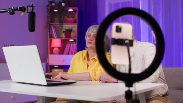 Bloggeri Pensionari Bărbat Vârstă Soția Difuzate Live Rețelele Sociale Folosind Clip video